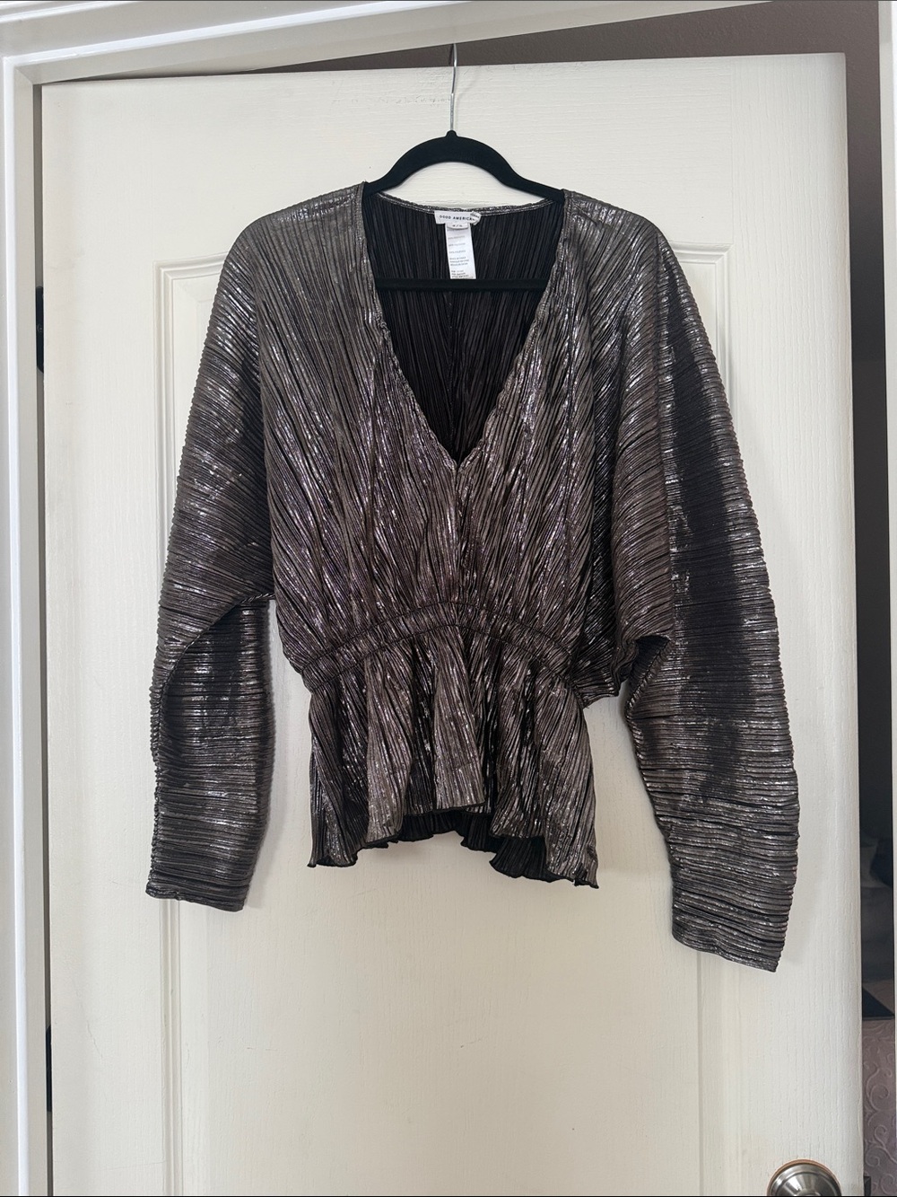 Good American Metallic Pleated V-Neck Peplum Blouse - Silver Gray